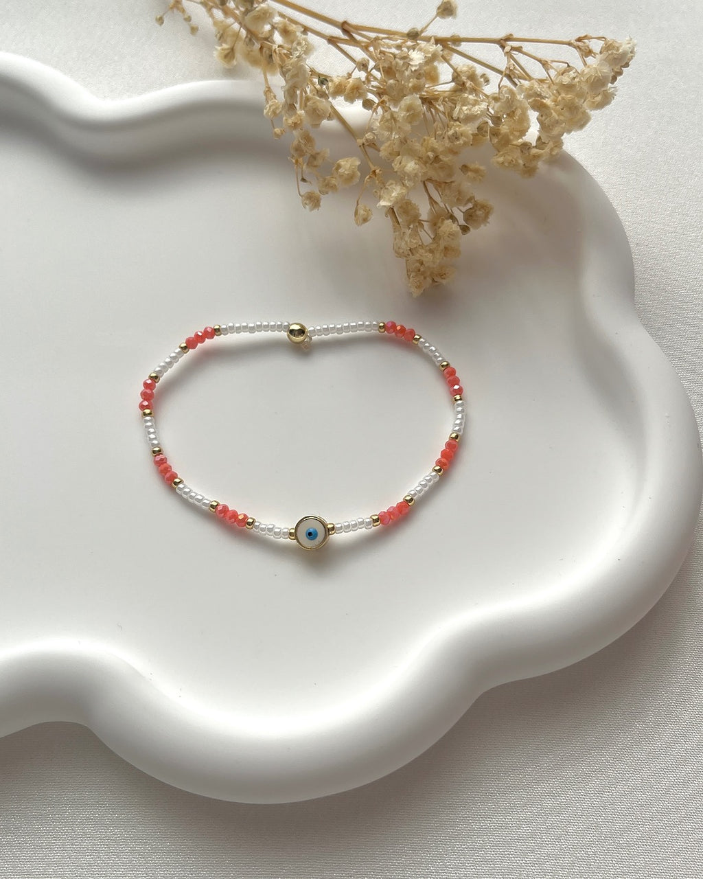 Perlenarmband in Koralle & Weiß mit einem Nazar