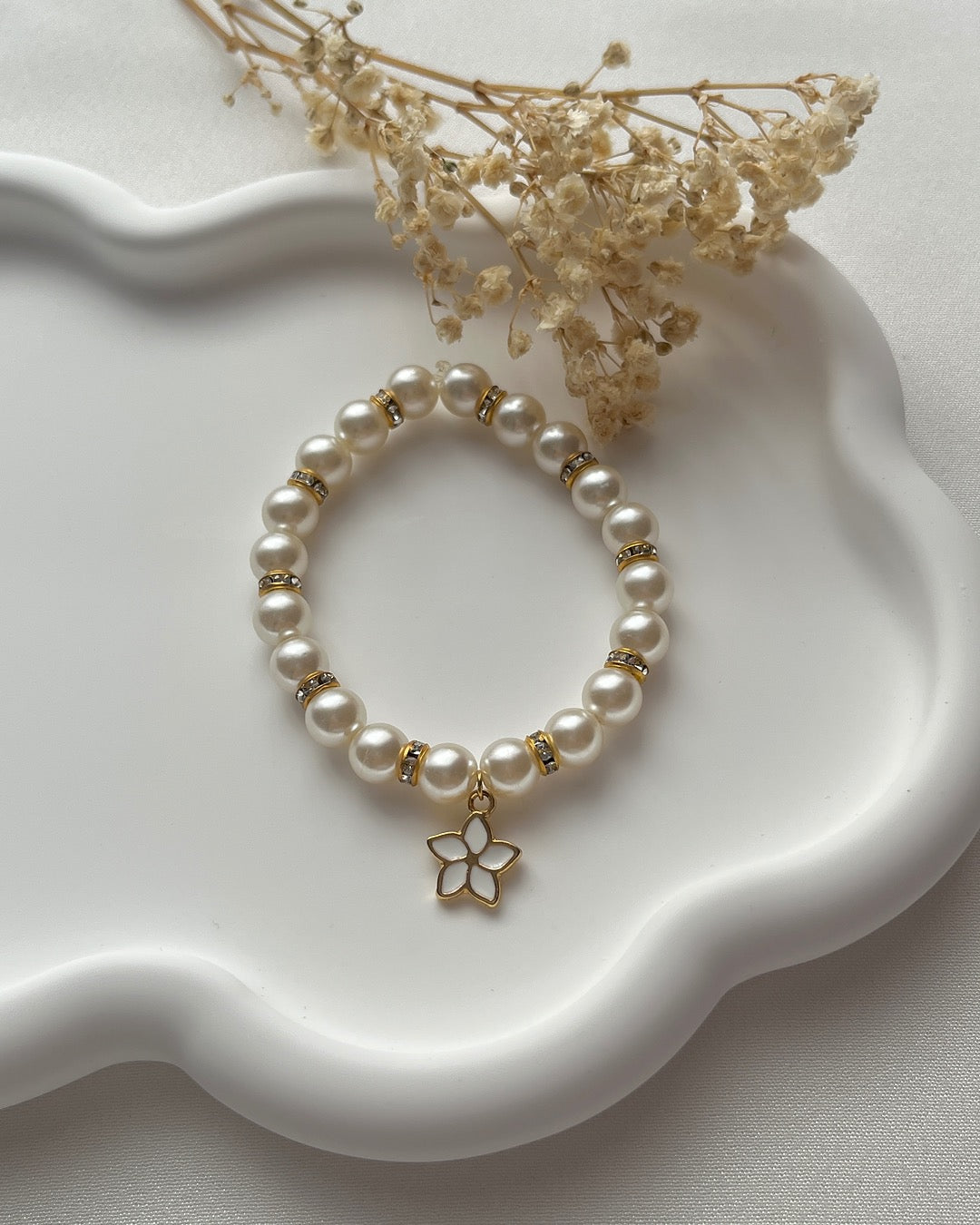 Perlenarmband aus Cremen Glasperlen & einem Blumen-Charm