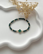 Perlenarmband in Smaragdgrün mit einem Clover & Dorikaperlen