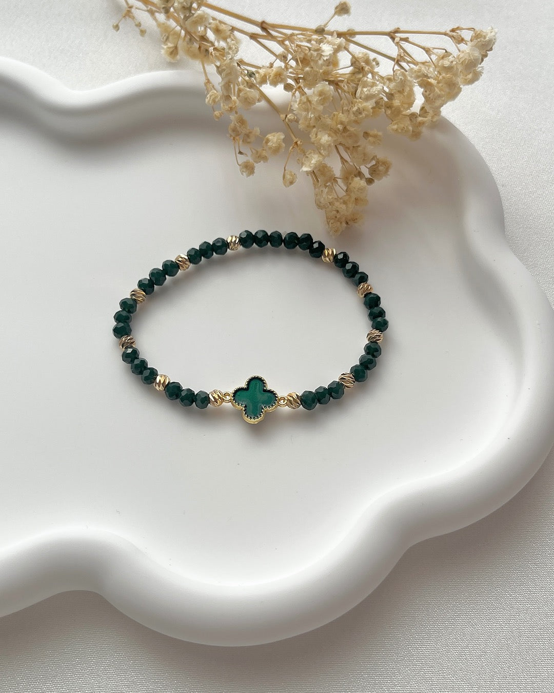 Perlenarmband in Smaragdgrün mit einem Clover & Dorikaperlen