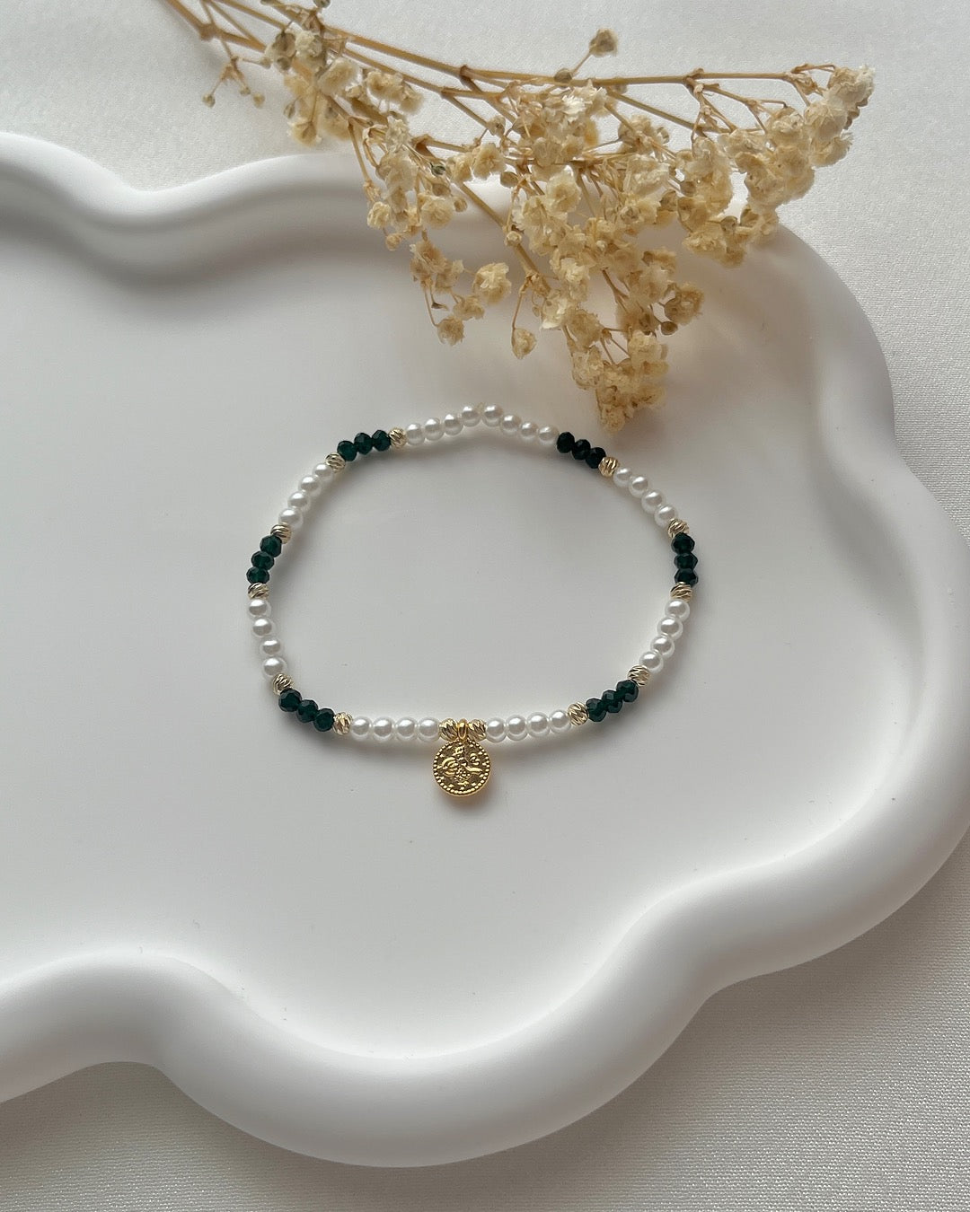 Perlenarmband aus weißen Glasperlen in vers. Farben & Tugra-Charm