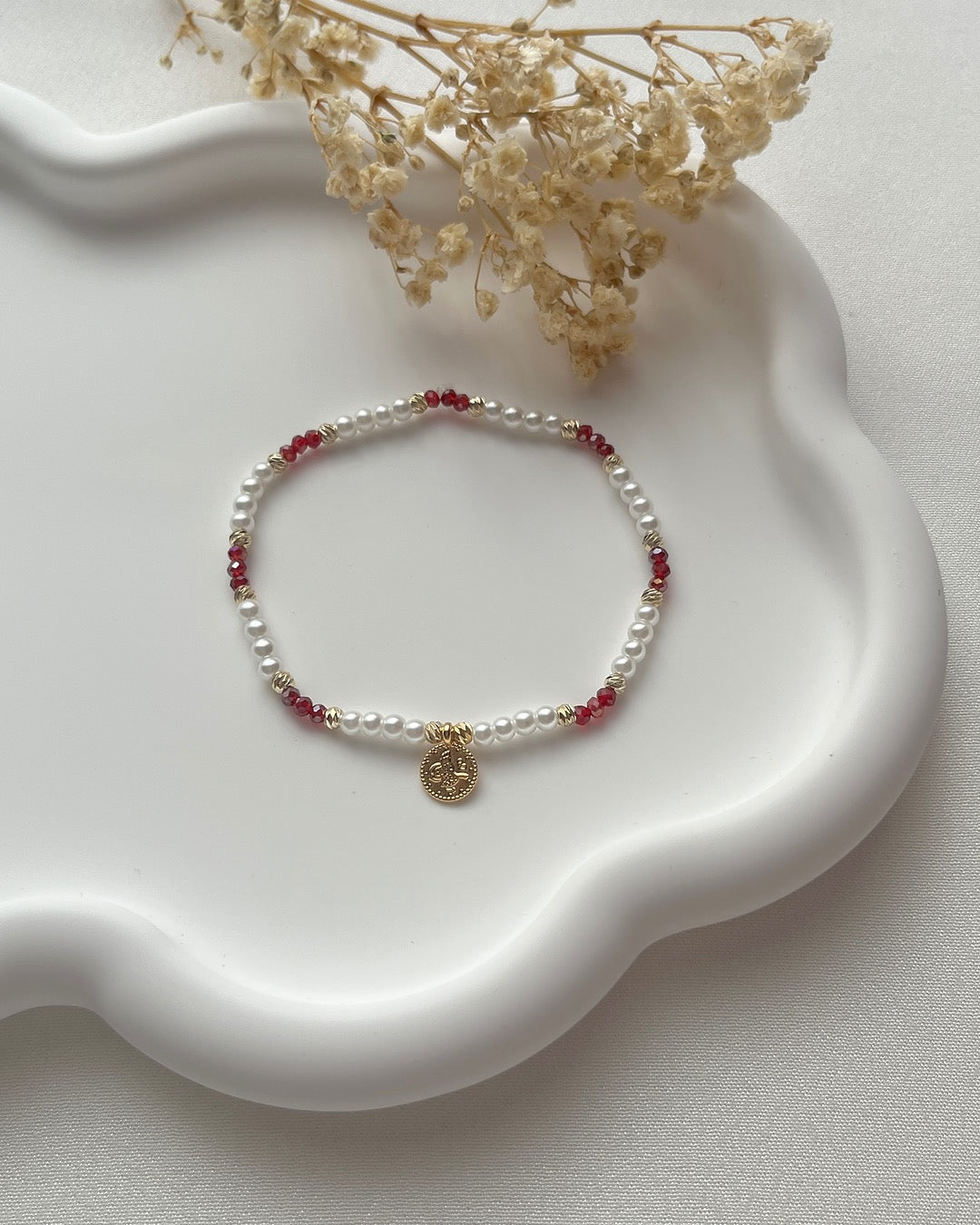 Perlenarmband aus weißen Glasperlen in vers. Farben & Tugra-Charm