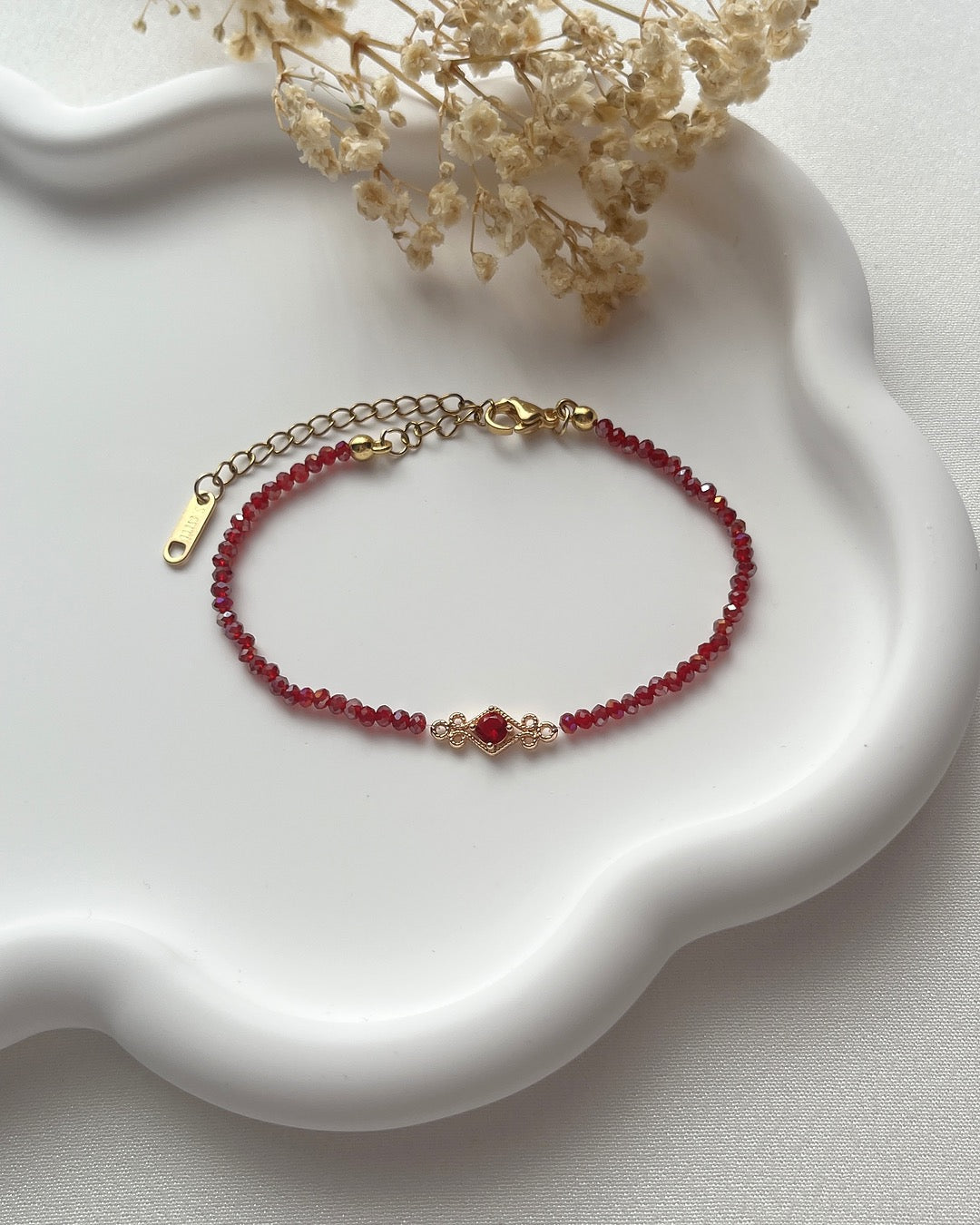 Perlenarmband in Dunkelrot & einem goldenen Verbinder