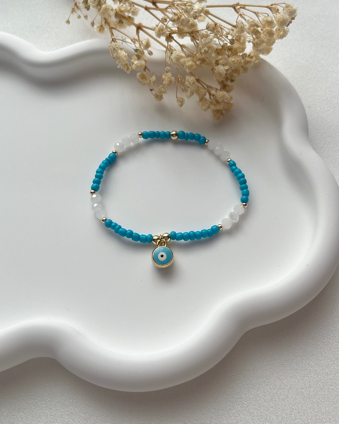 Perlenarmband in Blau & Weiß mit Nazar-Charm