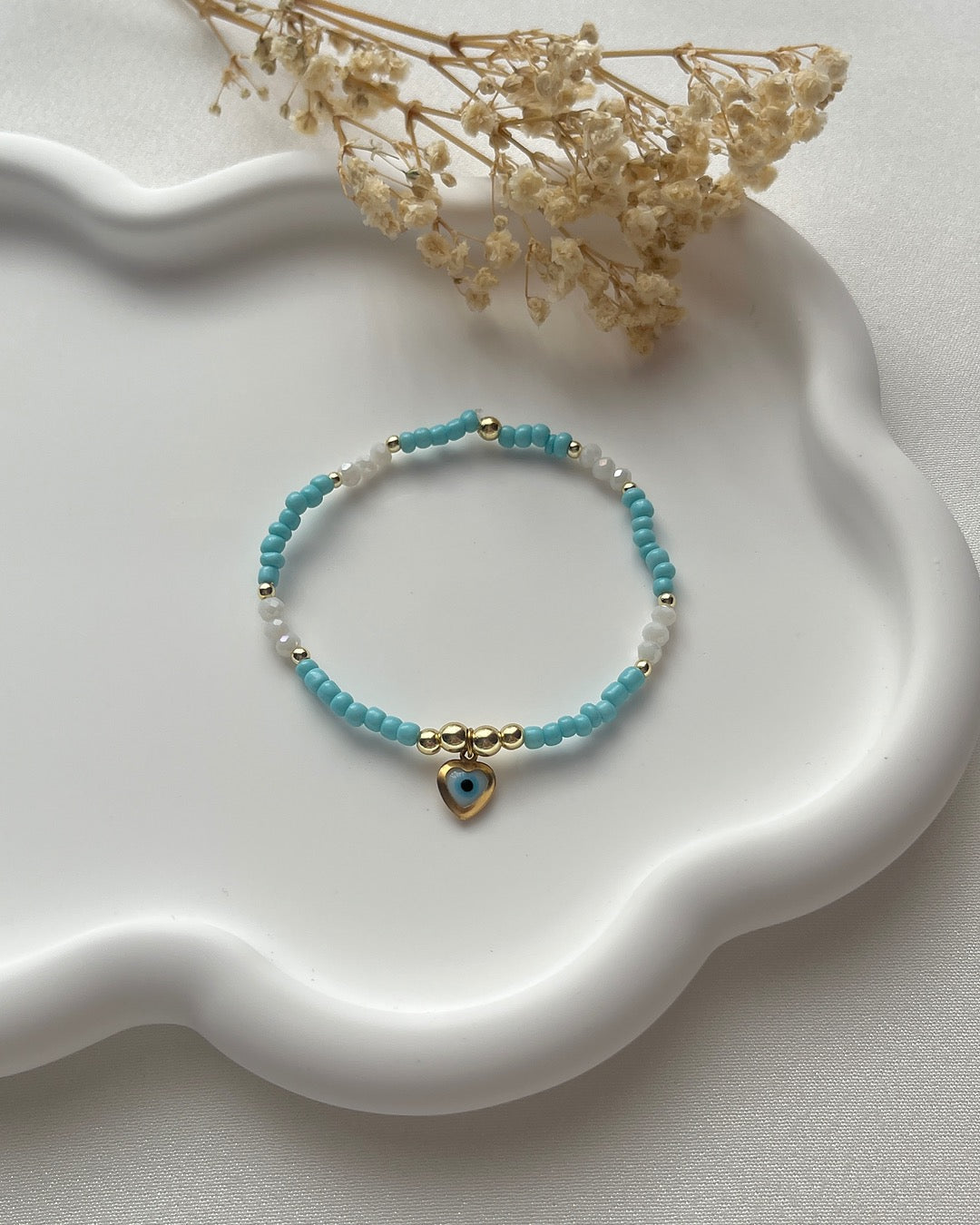 Perlenarmband in Hellblau & Nazar-Herz-Charm