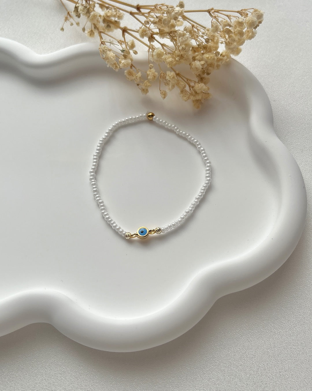 Perlenarmband aus feinen weißen Perlen & Nazar