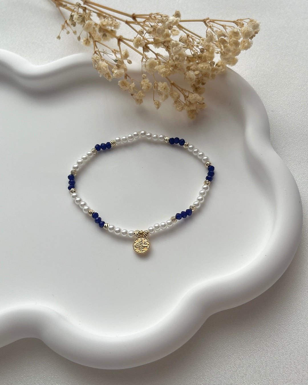 Perlenarmband aus weißen Glasperlen in vers. Farben & Tugra-Charm