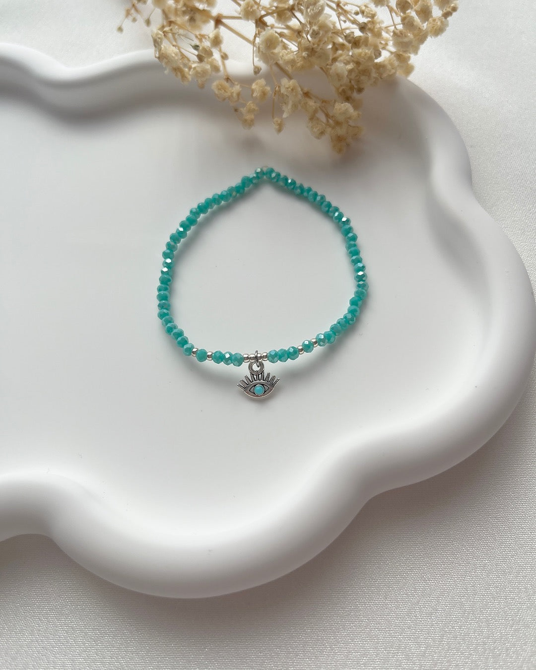 Perlenarmband in Türkis mit Auge-Charm