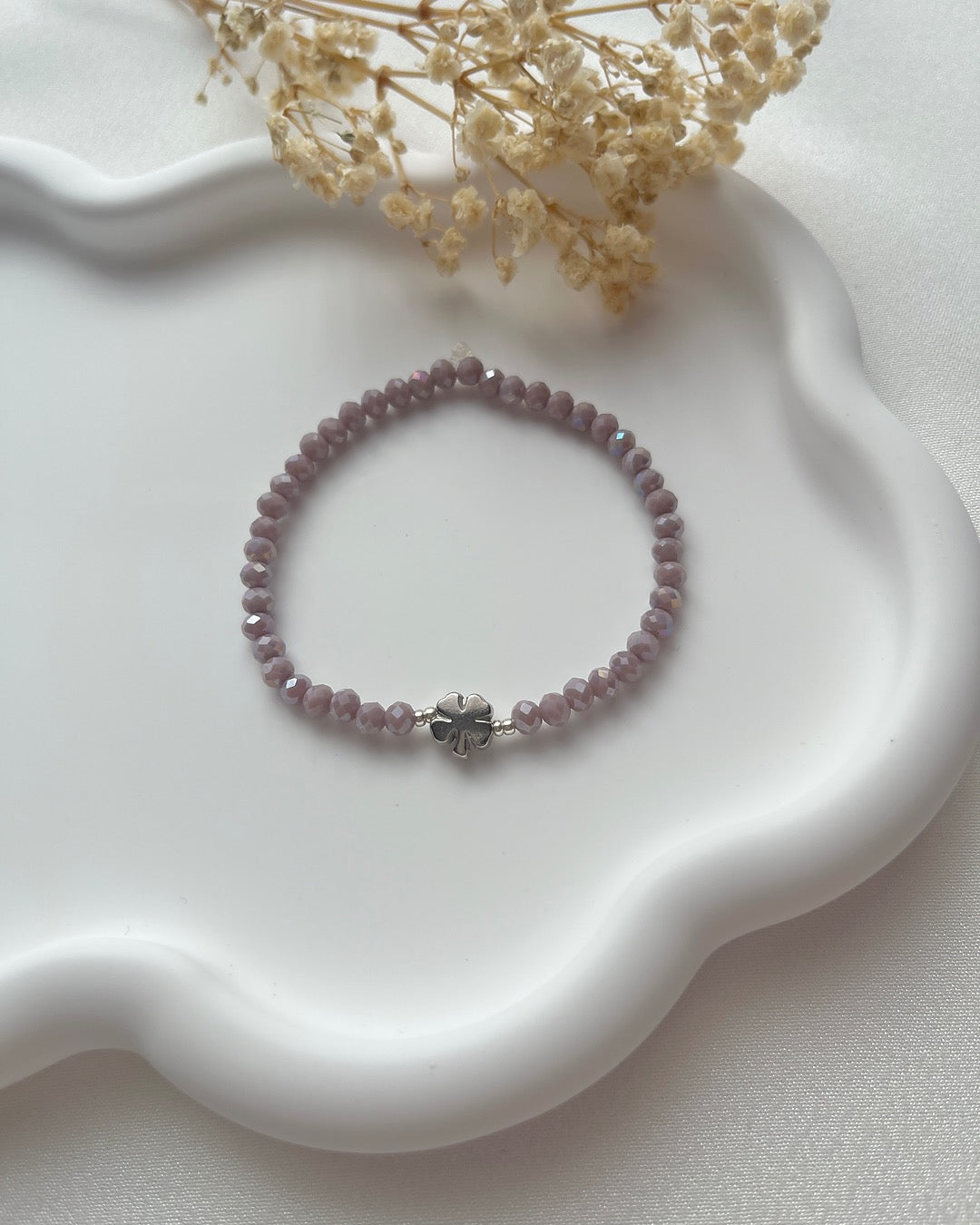 Perlenarmband in Lila & silbernem Kleeblatt