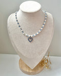 Halskette aus weißen und blauen Glasperlen & Herz-Charm in Silber