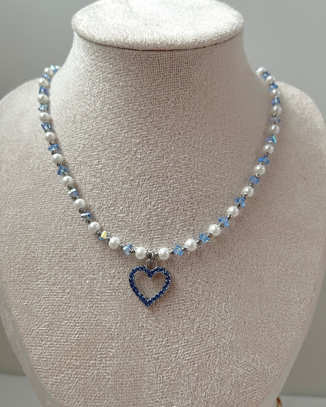 Halskette aus weißen und blauen Glasperlen & Herz-Charm in Silber
